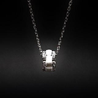 Collier Pendentif Chanel "Ultra" Diamants et Céramique Blanche.