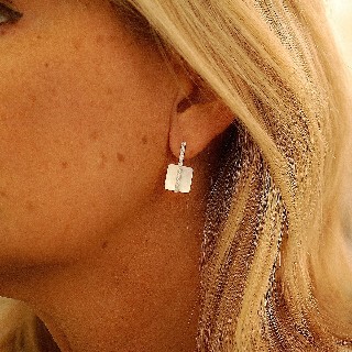 Boucles d'oreilles Victoria Casal en Or gris 18K avec nacre et diamants.