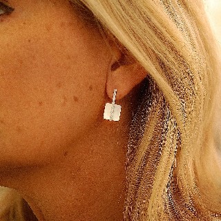 Boucles d'oreilles Victoria Casal en Or gris 18K avec nacre et diamants. Boucles d'oreilles Victoria Casal en Or gris 18K avec nacre et diamants.