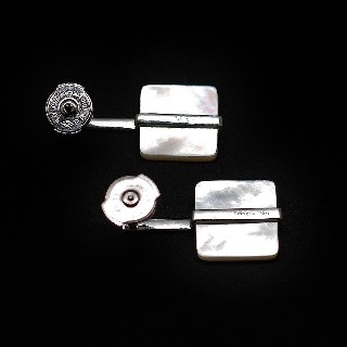 Boucles d'oreilles Victoria Casal en Or gris 18K avec nacre et diamants.