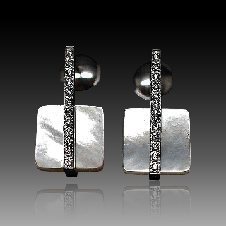 Boucles d'oreilles Victoria Casal en Or gris 18K avec nacre et diamants.