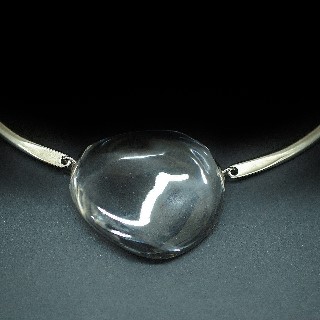 Collier Pendentif Baccarat en argent massif et galet de cristal .