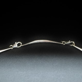 Collier Pendentif Baccarat en argent massif et galet de cristal . Collier Pendentif Baccarat en argent massif et galet de cristal .