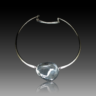 Collier Pendentif Baccarat en argent massif et galet de cristal . Collier Pendentif Baccarat en argent massif et galet de cristal .