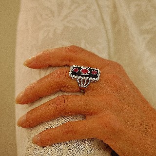 Bague en or gris 18k avec Onyx, Rubis et Diamants.