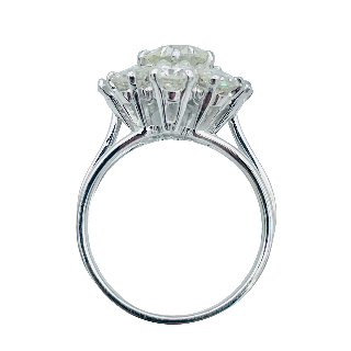 Bague entourage vers 1965 en or gris 18 k avec 3,80 Cts de Diamants. Taille 55