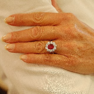 Bague "Entourage" Or gris 18K, Rubis et Diamants.