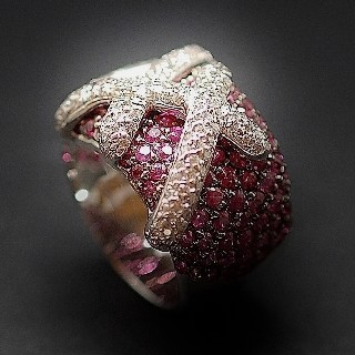 Bague en or gris 18k avec Saphirs roses et Diamants . Taille 48.