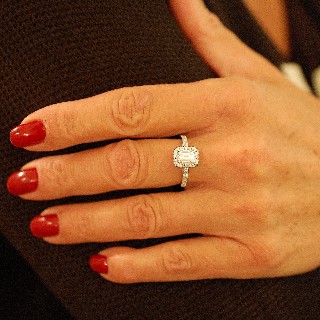 Solitaire Diamant taille Emeraude de 1.09 Cts F-VS1. Or gris 18k .Taille 56.