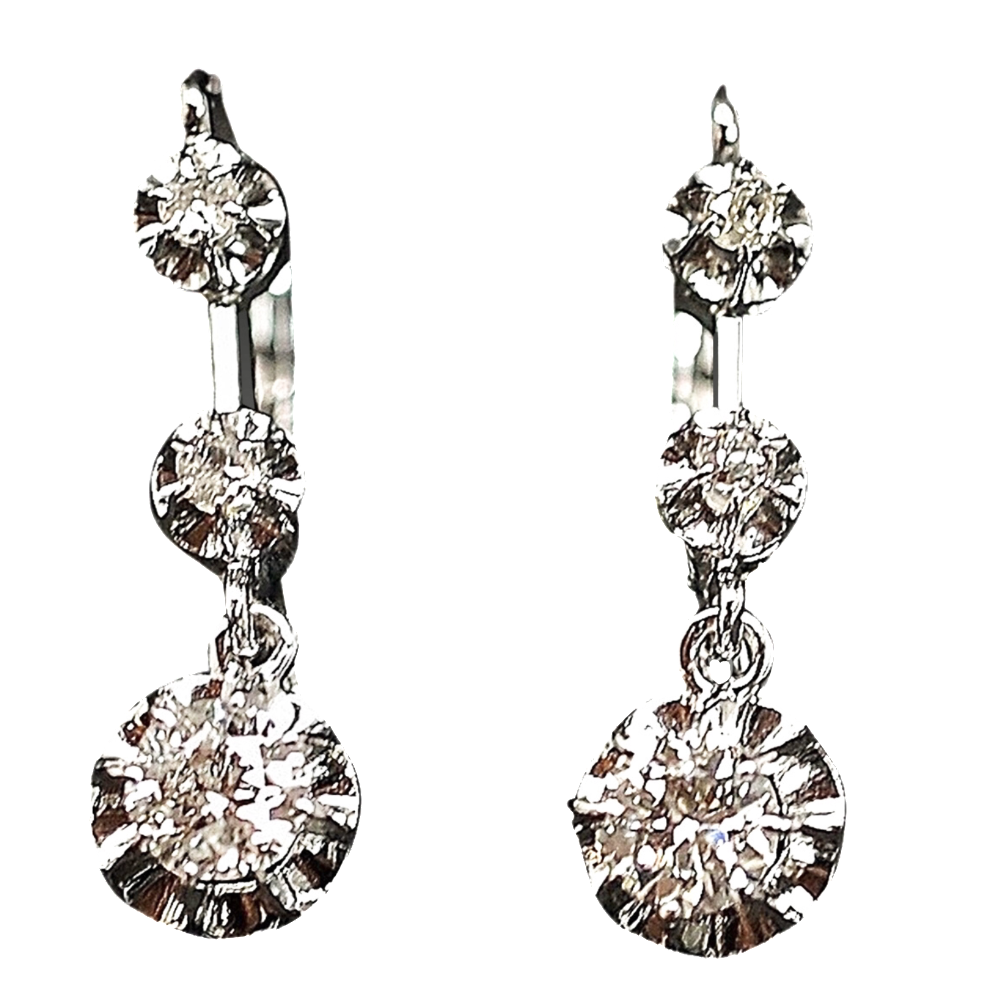 Boucles d'oreilles Dormeuses en or gris 18k et Platine vers 1930 avec Diamants. Boucles d'oreilles Dormeuses en or gris 18k et Platine vers 1930 avec Diamants.