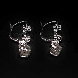  Boucles d'oreilles Dormeuses en or gris 18k et Platine vers 1930 avec Diamants.