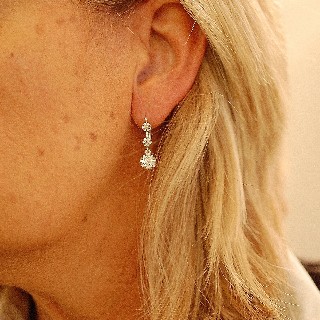 Boucles d'oreilles Dormeuses en or gris 18k et Platine vers 1930 avec Diamants. Boucles d'oreilles Dormeuses en or gris 18k et Platine vers 1930 avec Diamants.