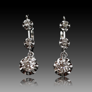  Boucles d'oreilles Dormeuses en or gris 18k et Platine vers 1930 avec Diamants.