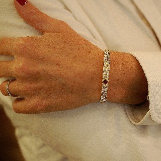 Bracelet Jonc rigide en Or 18k avec Rubis et Diamants.
