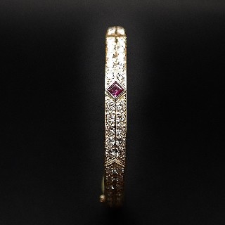 Bracelet Jonc rigide en Or 18k avec Rubis et Diamants.
