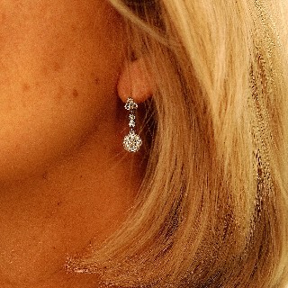  Boucles d'oreilles Dormeuses en or 18k et Platine vers 1935 avec Diamants.