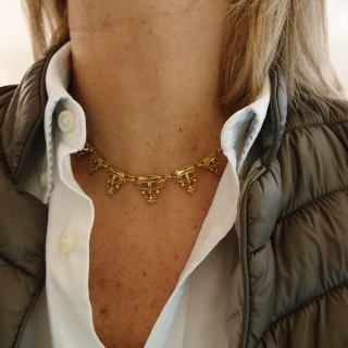 Collier Draperie vers 1910 en or jaune 18k . Poids: 33.80 gr