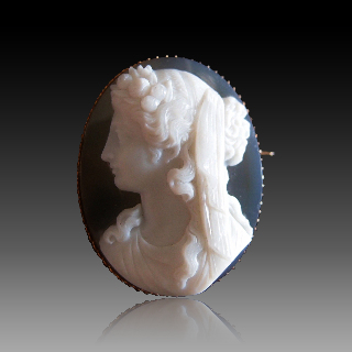 Broche "Camée" Agate et Or Jaune 18K Profil de Femme à L'Antique 19 ème