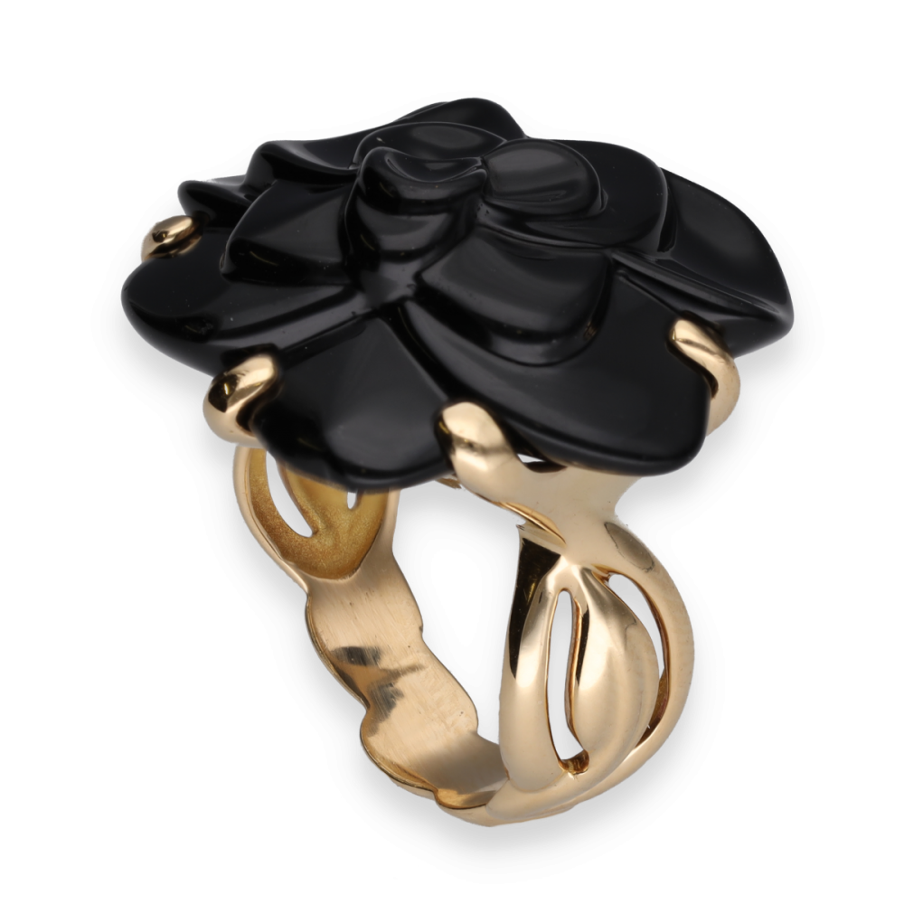 Lot - CHANEL BAGUE CAMÉLIA An onyx camellia ring by CHANEL. Gross