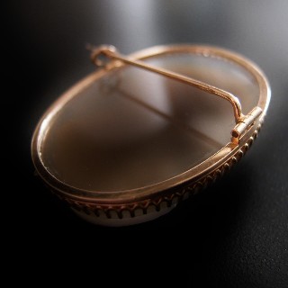 Broche "Camée" Agate et Or Jaune 18K Profil de Femme à L'Antique 19 ème Broche "Camée" Agate et Or Jaune 18K Profil de Femme à L'Antique 19 ème
