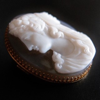 Broche "Camée" Agate et Or Jaune 18K Profil de Femme à L'Antique 19 ème Broche "Camée" Agate et Or Jaune 18K Profil de Femme à L'Antique 19 ème