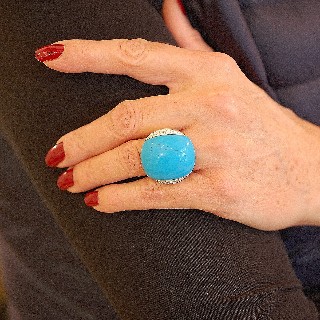 Bague en or gris 18k avec une imposante turquoise et Diamants brillants. Taille 52.