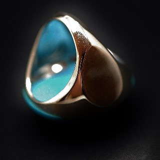 Bague en or gris 18k avec une imposante turquoise et Diamants brillants. Taille 52.