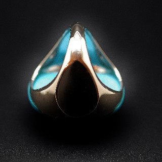 Bague en or gris 18k avec une imposante turquoise et Diamants brillants. Taille 52.