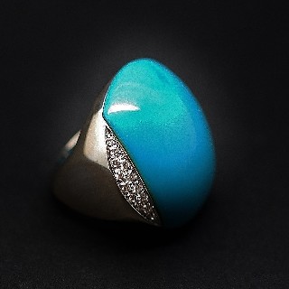 Bague en or gris 18k avec une imposante turquoise et Diamants brillants. Taille 52.