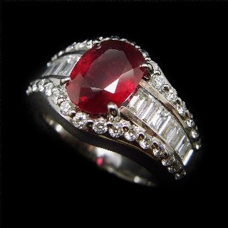 Bague Rubis Naturel 2.11 Cts et Diamants Extrablancs en Or 18k