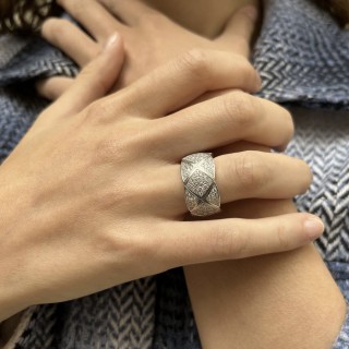 Bague Chanel Coco Crush Grand Modèle (Ref J10955) en or gris 18Cts avec  diamants. Taille 51