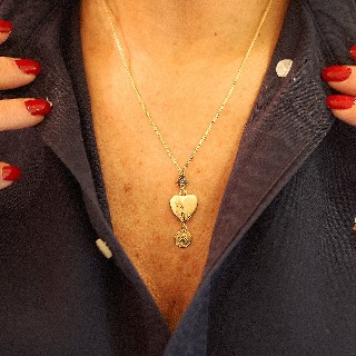 Collier pendentif Dolce Gabbana en oa jaune 18k avec Saphirs et Perle de Culture .