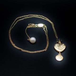 Collier pendentif Dolce Gabbana en oa jaune 18k avec Saphirs et Perle de Culture .