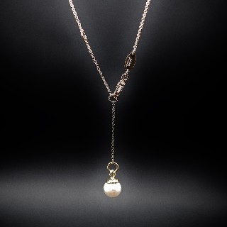 Collier pendentif Dolce Gabbana en oa jaune 18k avec Saphirs et Perle de Culture .