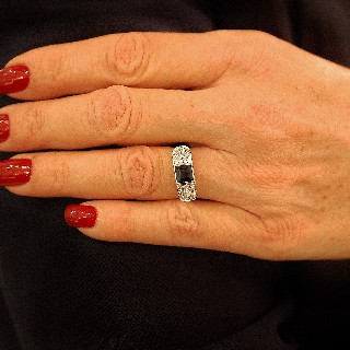 Bague en Or 18K  vers 1350, avec Saphir princesse  et Diamants.