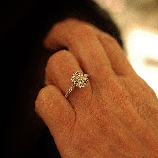 Solitaire Diamant taille Coussin de 1.09 Cts K-VS2. Or gris 18k .Taille 54.