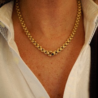 Collier en or jaune 18K Brossé . Poids: 70.60 gr. Saphir Cabochon.