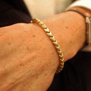 Bracelet en or jaune 18K Brossé . Poids: 13.60 gr. Saphir Cabochon.