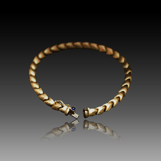 Bracelet en or jaune 18K Brossé . Poids: 13.60 gr. Saphir Cabochon.