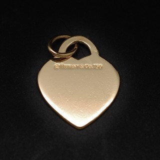 Pendentif Tiffany & Co Charm Plaque Cœur" Return to Tiffany" Or 18k massif. Pendentif Tiffany & Co Charm Plaque Cœur" Return to Tiffany" Or 18k massif.