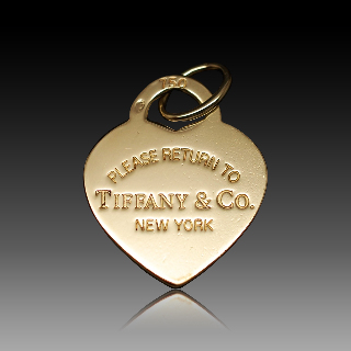 Pendentif Tiffany & Co Charm Plaque Cœur" Return to Tiffany" Or 18k massif. Pendentif Tiffany & Co Charm Plaque Cœur" Return to Tiffany" Or 18k massif.