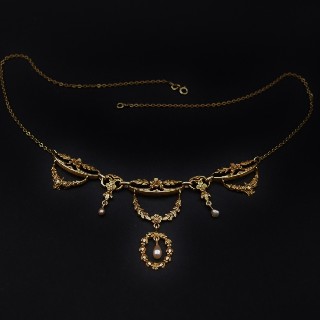 Collier Draperie vers 1910 en or jaune 18k et perles fines .  