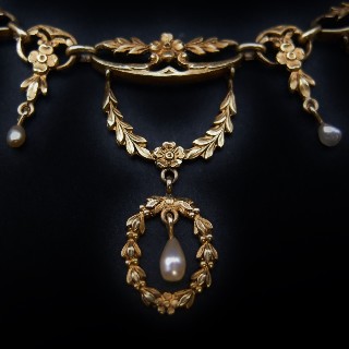 Collier Draperie vers 1910 en or jaune 18k et perles fines .  