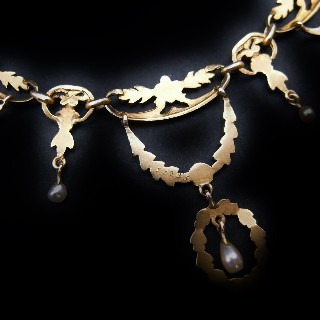 Collier Draperie vers 1910 en or jaune 18k et perles fines .  