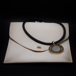 Collier Pendentif  Bulgari "Bulgari" Double face Onyx et Nacre.