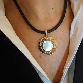 Collier Pendentif  Bulgari "Bulgari" Double face Onyx et Nacre.