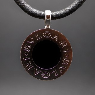 Collier Pendentif  Bulgari "Bulgari" Double face Onyx et Nacre.