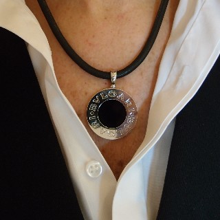 Collier Pendentif  Bulgari "Bulgari" Double face Onyx et Nacre.