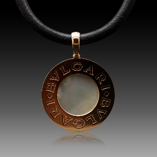 Collier Pendentif  Bulgari "Bulgari" Double face Onyx et Nacre.