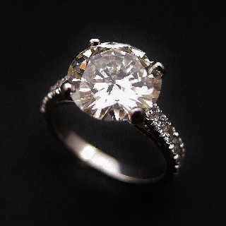 Solitaire en or gris 18k avec Diamant brillant 3.04 Cts M-VS1 + 0.30Cts.